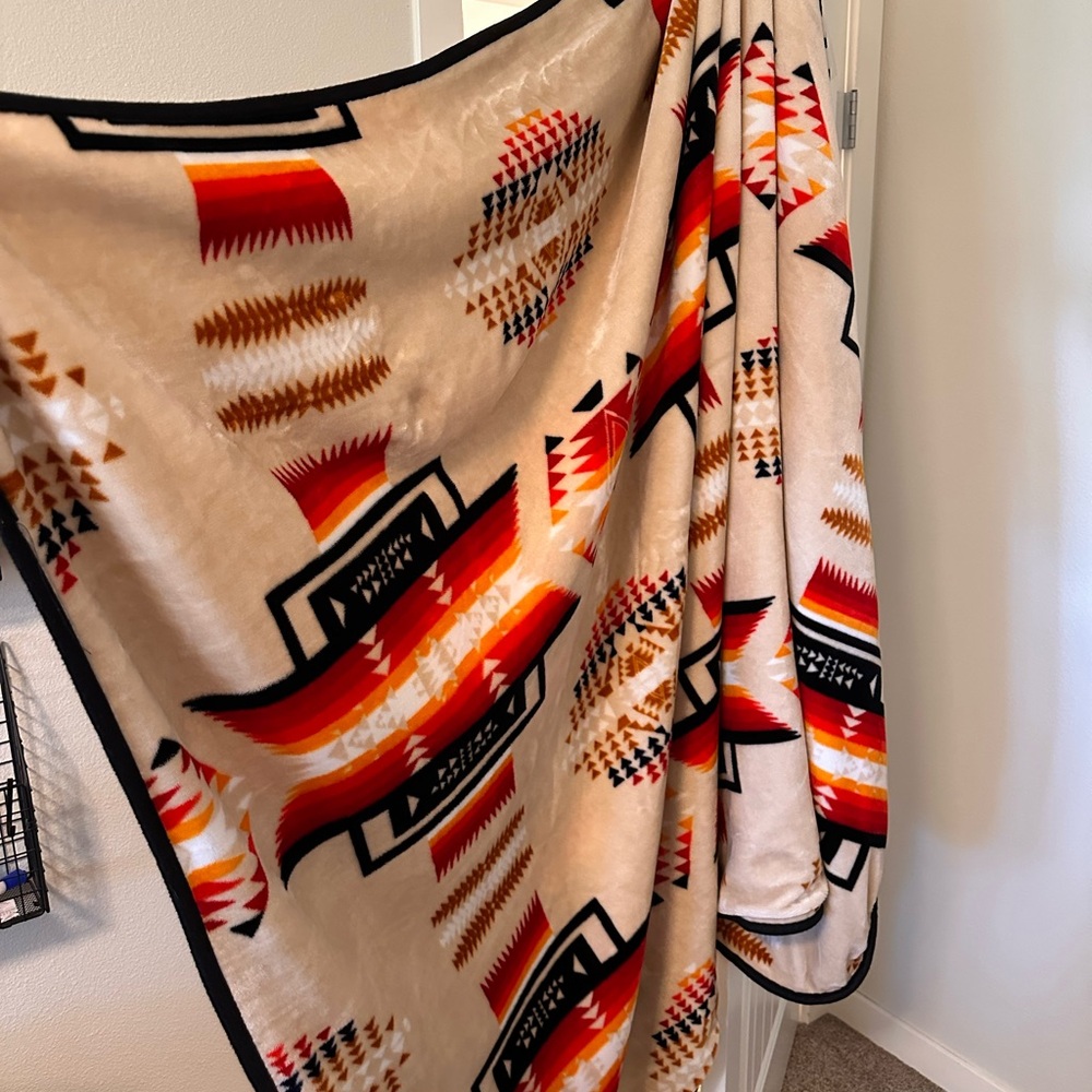 Western Trading Blankets Aztec/Southwestern Reversible Blanket - Picture 2 of 6